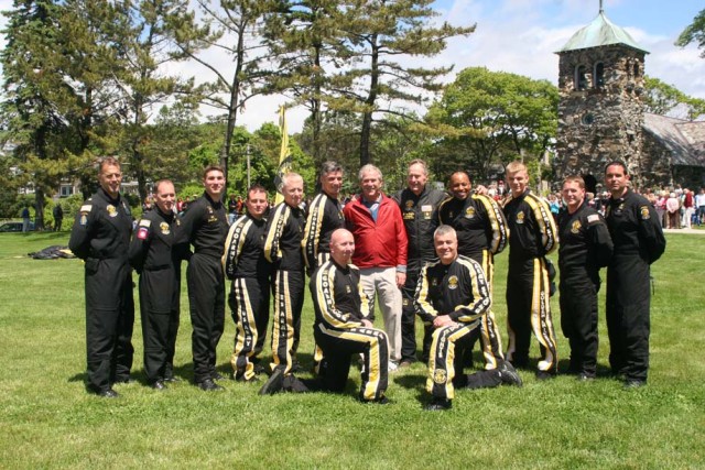 Army Parachute Team Celebrates with 41