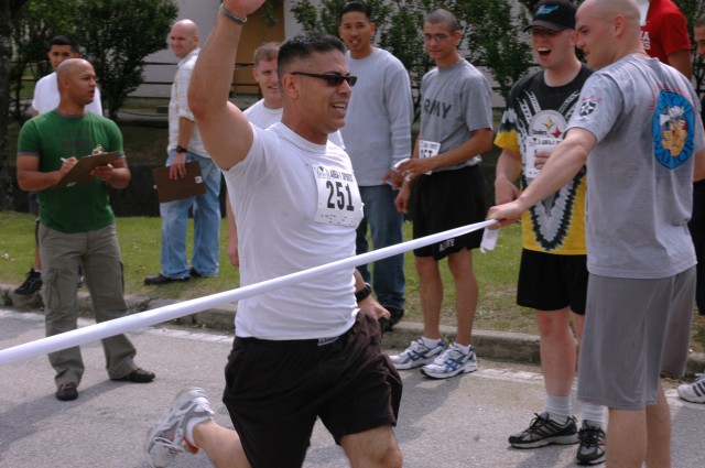 Runners remember fallen with 5K