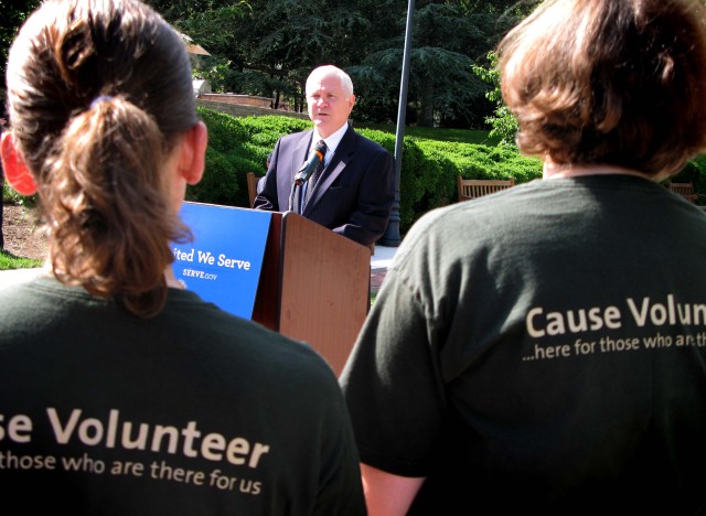 Gates praises volunteers at Walter Reed