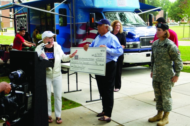 USO brings pizza party to Fort Myer