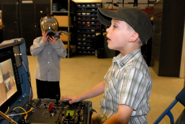 Operating an EOD robot