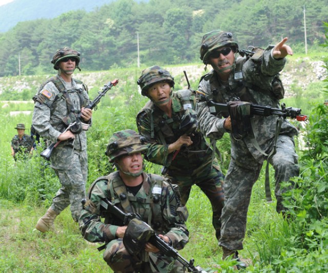 Senior ROK-U.S. Soldiers train together at Korea Combat Training Center ...