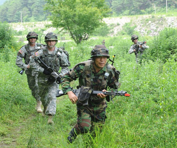 Senior ROK-U.S. Soldiers train together at Korea Combat Training Center ...