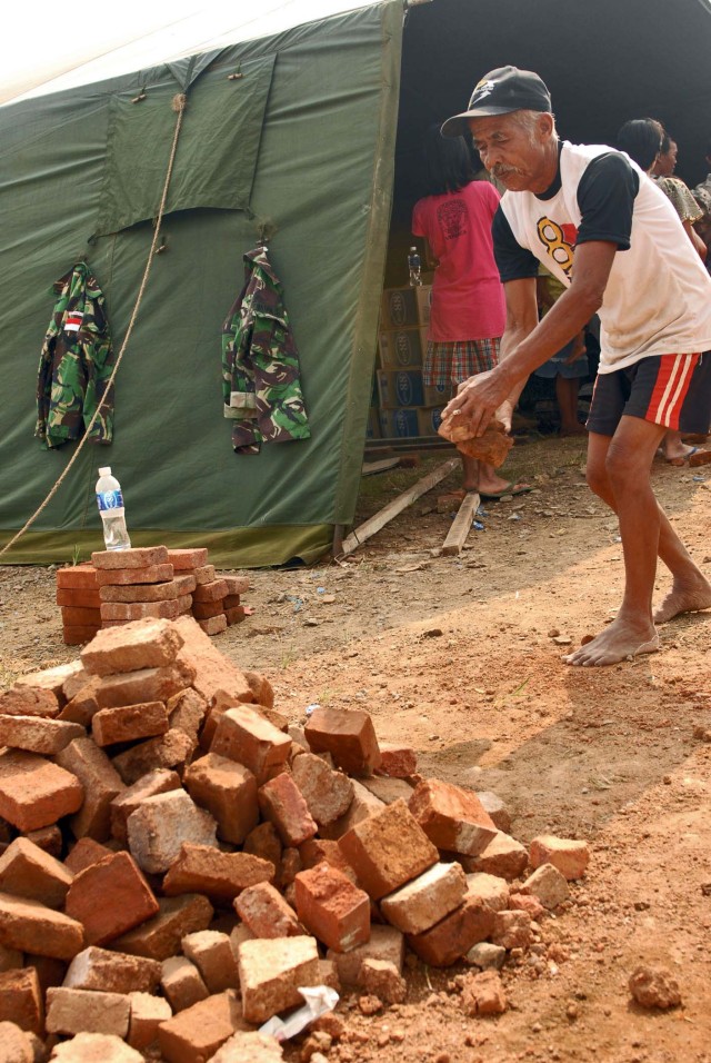 TNI-AD, U.S. engineers work to complete baby care clinic