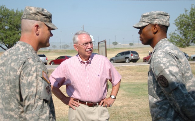 Retired Gen. Frederick Franks visits WTB&#039;s Purple Heart Company