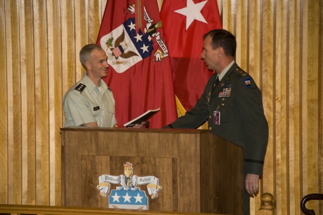 LTG Campbell speaks to Army War College graduates