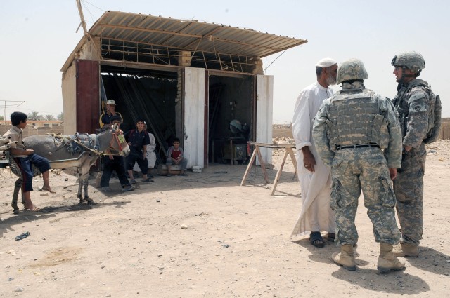 BAGHDAD - 1st Lt. Perry Van Hooser, of Fayetteville, N.C., a platoon leader assigned to Company A, 2nd Battalion, 505 Parachute Infantry Regiment, 3rd Brigade Combat Team, 82nd Airborne Division, Multi-National Division - Baghdad, speaks to a...