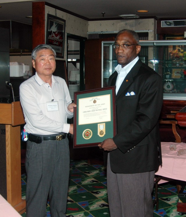 Commander gives friendship award at Casey