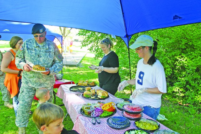 USO provides No Dough Dinners to Soldiers, Families before payday