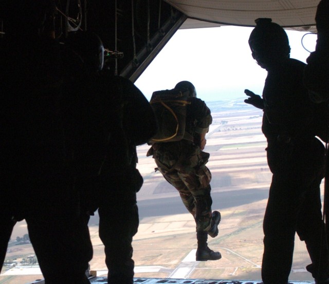 5th QM Co. cross trains with Navy EOD in Sicily