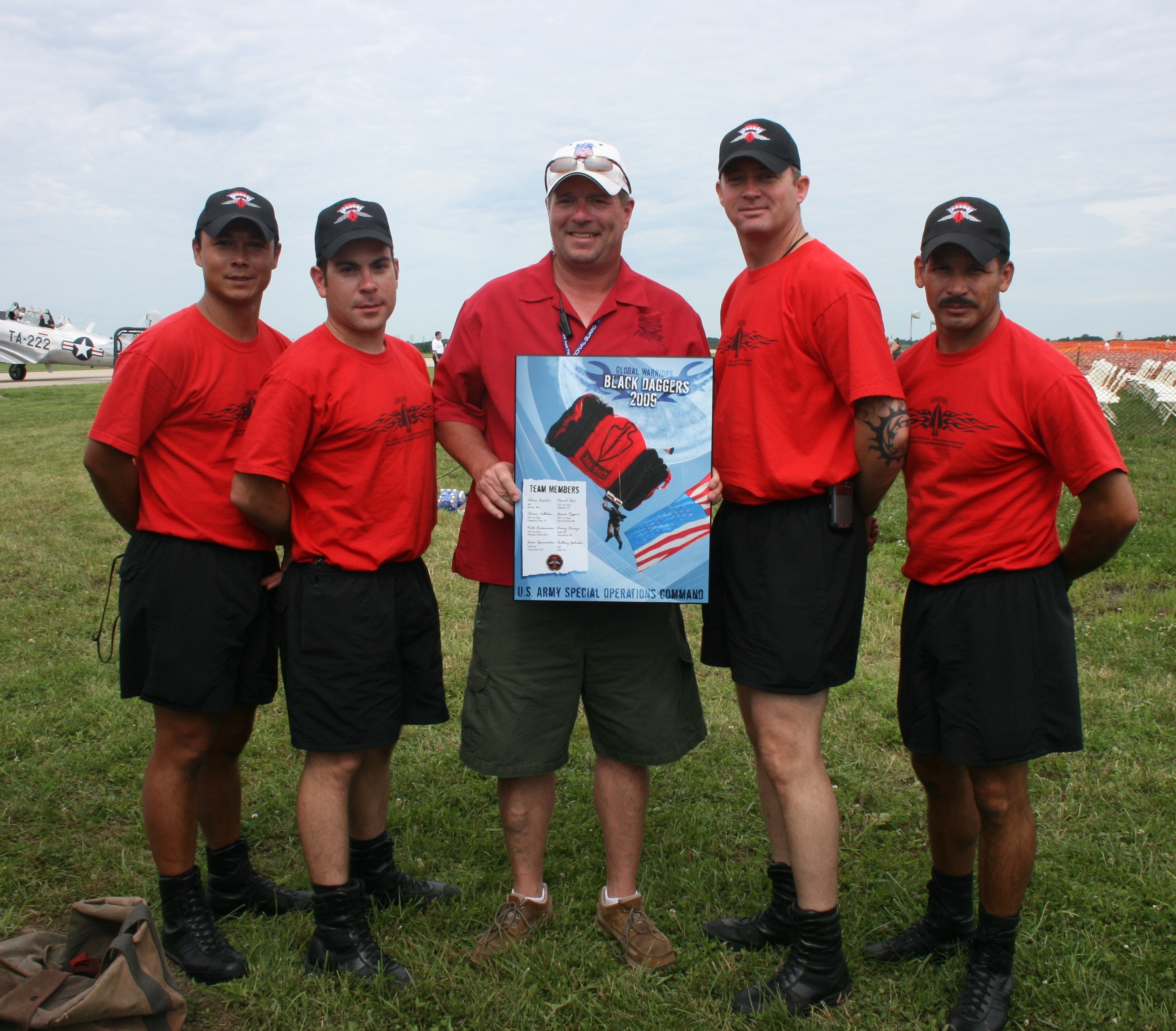 USASOC Black Daggers impress 70,000 Spectators at the Prairie Air Show ...