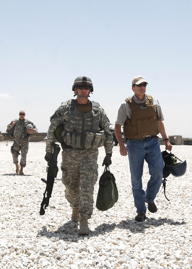Texas Gov. Rick Perry visits deployed troops