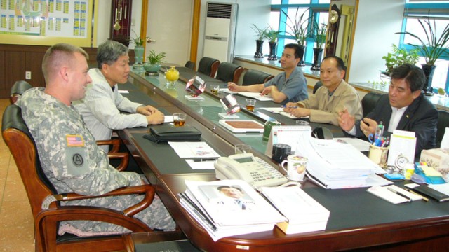 Casey commander meets Dongducheon Mayor to get aquainted and discuss future plans in Casey - Hovey enclave