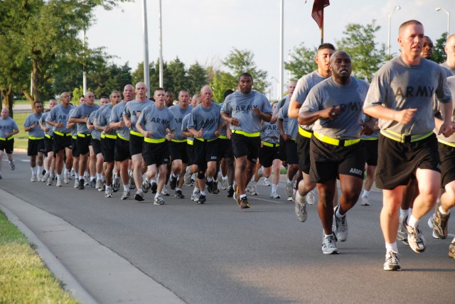 10,000 Soldiers participate in Division Run, kicking off Victory Week 
