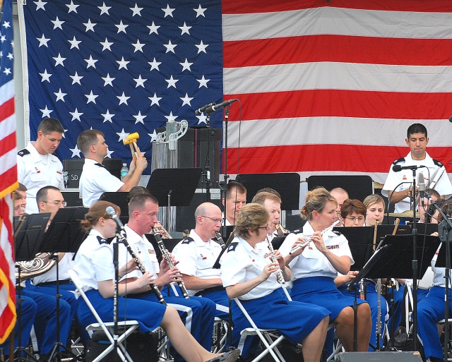 Gary Sinise and Lt. Dan Band join West Point band for special concert