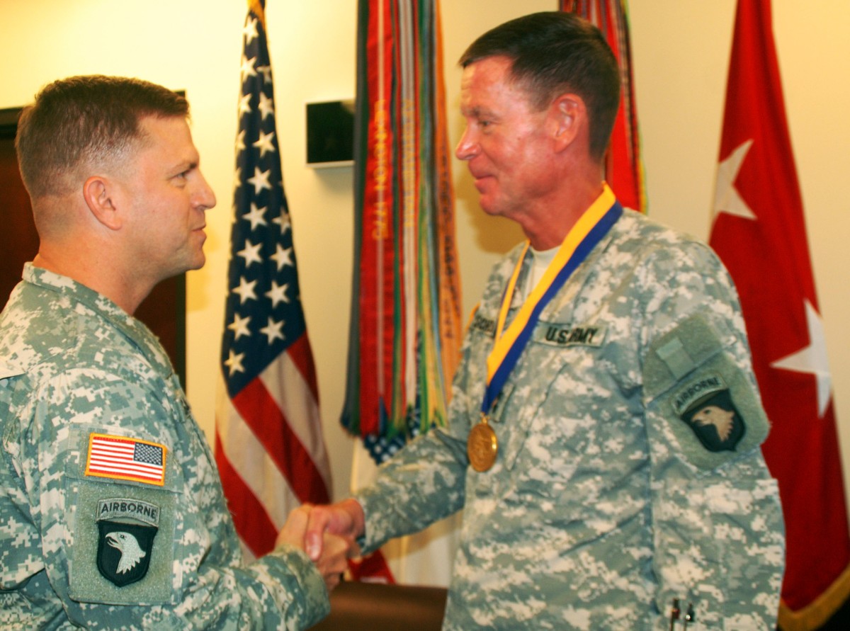101st commander receives prestigious aviation award Article The