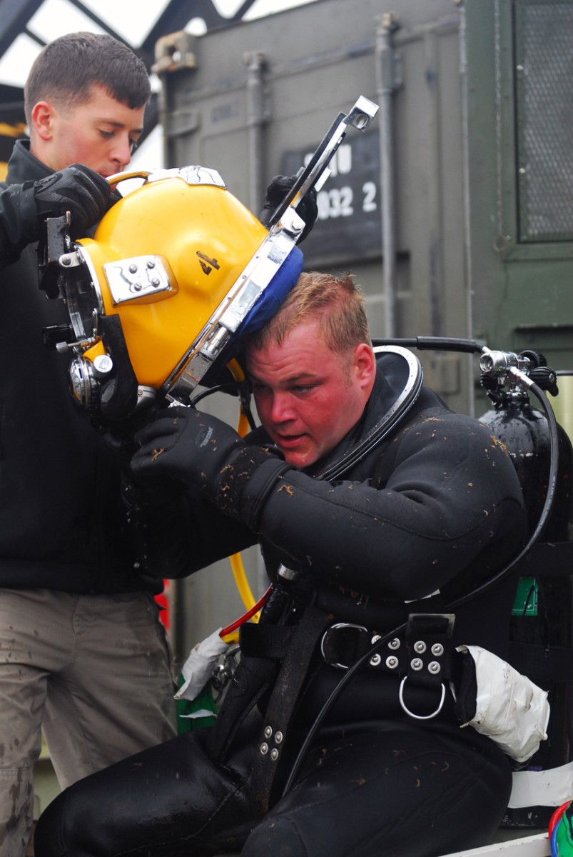 Hawaii-based divers repair Alaskan breakwater | Article | The United ...