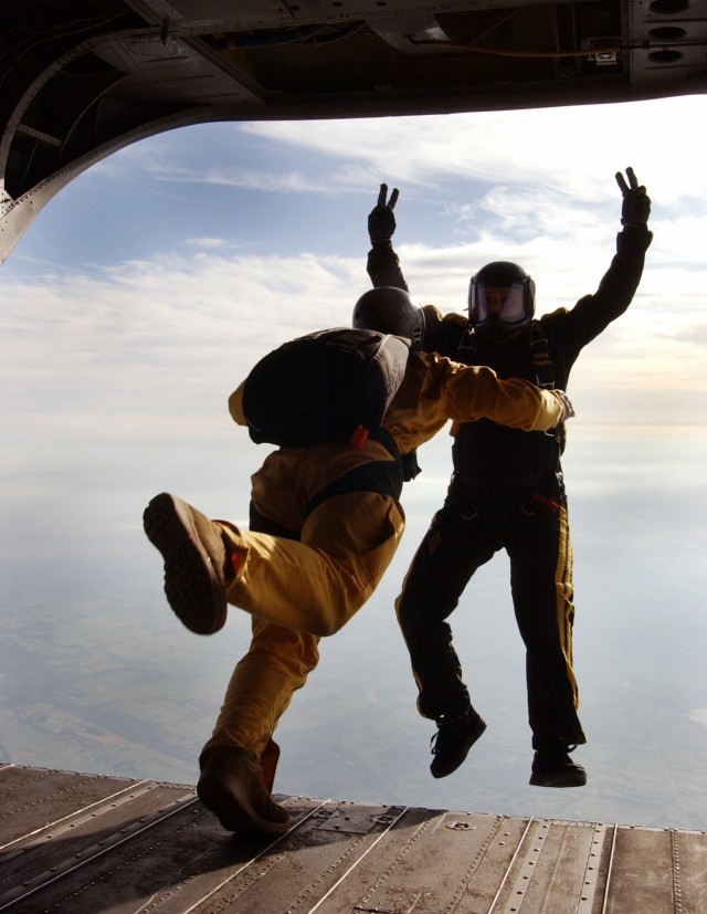 West Point&#039;s &quot;Black Knights&#039; Parachute Team Trains on New York Army National Guard Chinooks