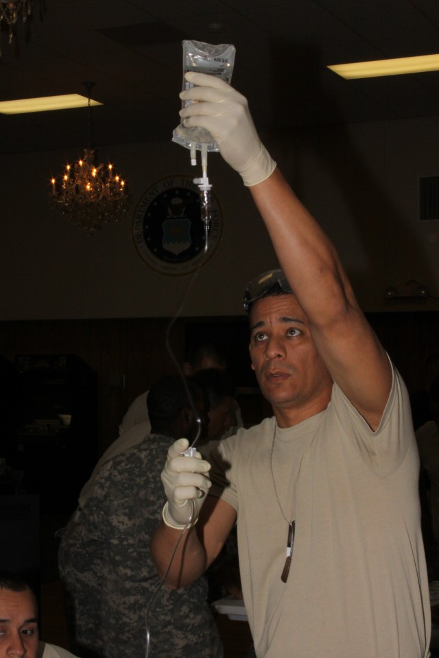 Soldiers learn proper way to stab their battle buddy