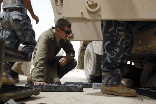 Lynnwood Soldier trains Iraqi Police on humvee maintenance