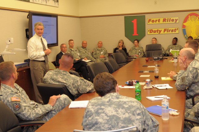 1st Infantry Division Soldiers &#039;schooled&#039; on government issues