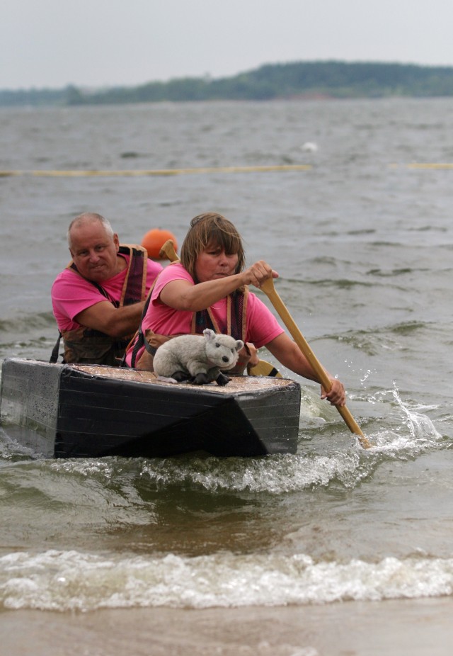 1st Infantry Division Soldier &#039;floats his boat&#039; before deploying