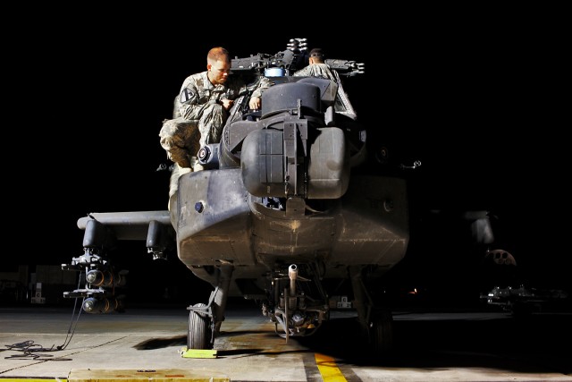 CAMP TAJI, Iraq-Spc. Eli Logan, from Manhattan, Kan., an AH-64D Apache attack helicopter crew chief in Company A, 4th Battalion, 227th Aviation Regiment, 1st Air Cavalry Brigade, 1st Cavalry Division, Multi-National Division - Baghdad, removes...