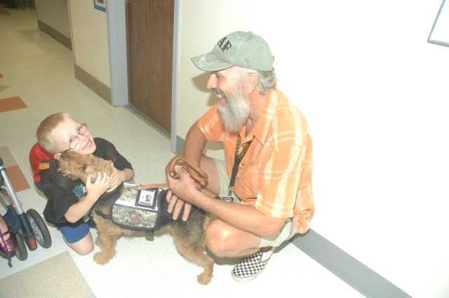 Tripler&#039;s volunteer therapy dogs, handlers make the rounds