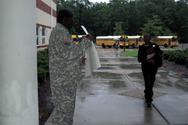 Fort Eustis, Story WTU and Boss Soldiers welcome students back to school