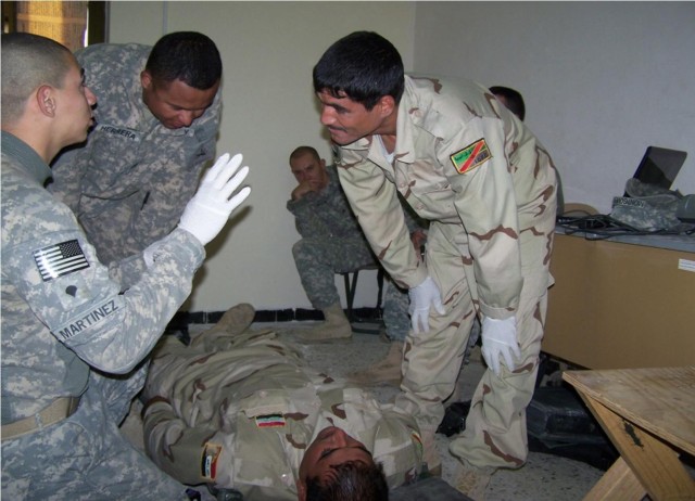 Medics instruct Iraqis