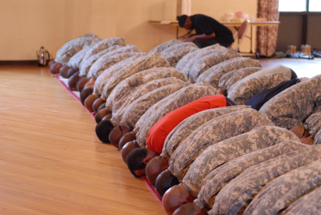 Soldiers celebrate end of Ramadan