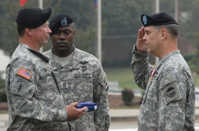 FORSCOM CG presents U.S. flag to Maj. Gen. Yingling