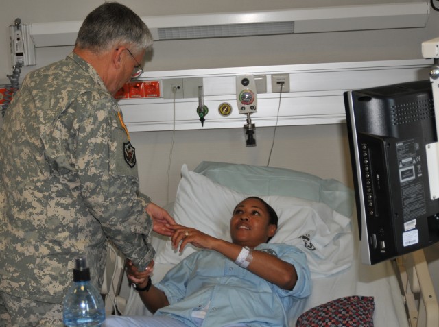 Sgt. 1st Class Cassandra Y. Snow meets Chief of Staff of the Army Gen. George W. Casey Jr.