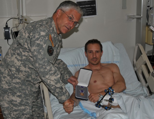 Army Sgt. Rodrick Easterly meets Chief of Staff of the Army Gen. George W. Casey Jr.