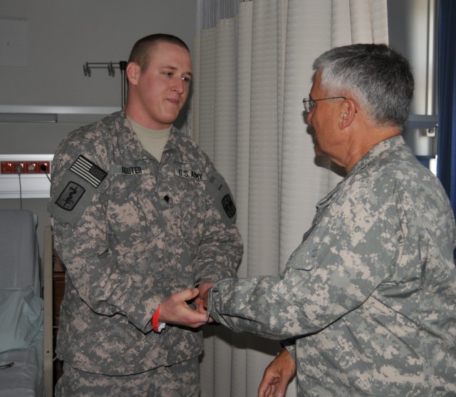 Spc. Louis W. Reuter III meets Chief of Staff of the Army Gen. George W. Casey Jr.