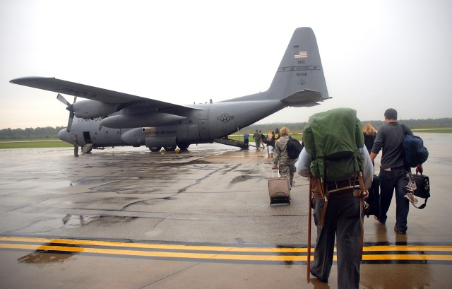 Journalists learn about Army life