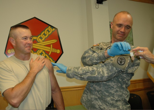 Winn Commander gives 3rd ID Garrison Commander Flu Vaccination