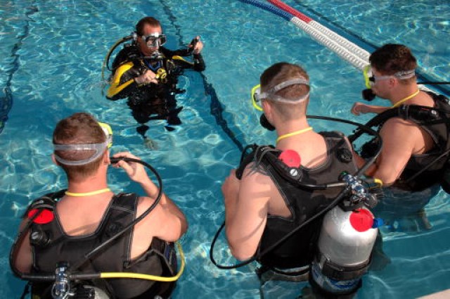 Wounded Warriors train in SCUBA at NMCD San Diego