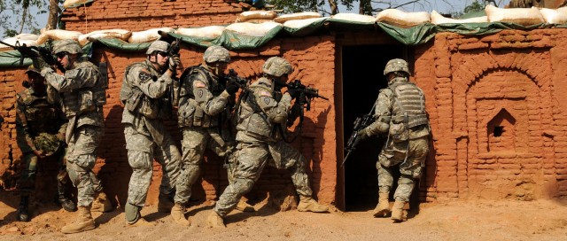 Strykehorse Soldiers conduct room clearing in exercise for YA09