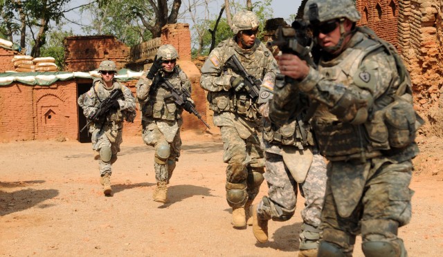 Strykehorse Soldiers conduct room clearing in exercise for YA09