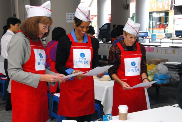 Army spouses make Song Pyun rice cake for Koreans
