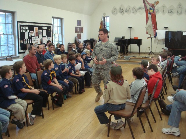 Soldier helps in Cub Scouts&#039; advancement