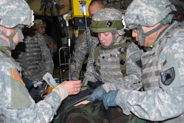 212th CSH Soldiers test skills, support Reserve troops