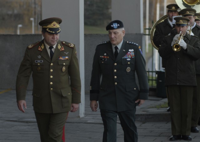 U.S. Army Europe commanding general visits Lithuanian leaders