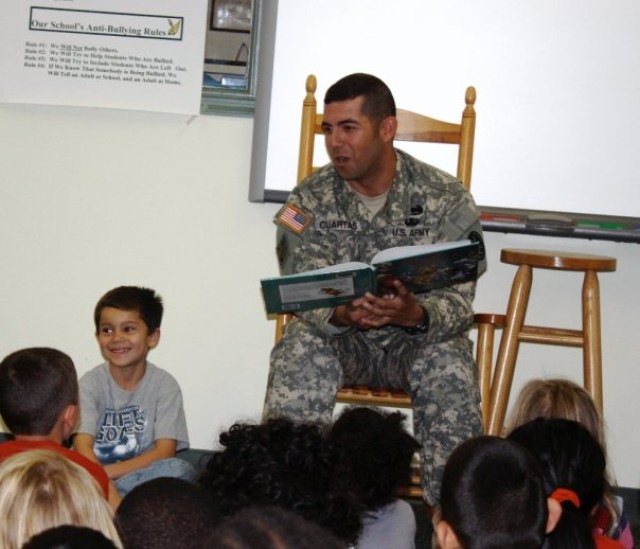Belvoir civilians, Soldiers read at Occoquan Elementary School