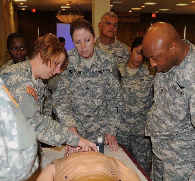 Reserve Medics Train Next to Civilian Counterparts-Photo2