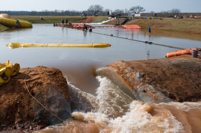 Corps&#039; ERDC tests new technology for emergency levee repairs 