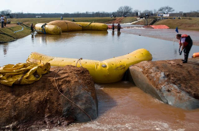 Corps&#039; ERDC tests new technology for emergency levee repairs 
