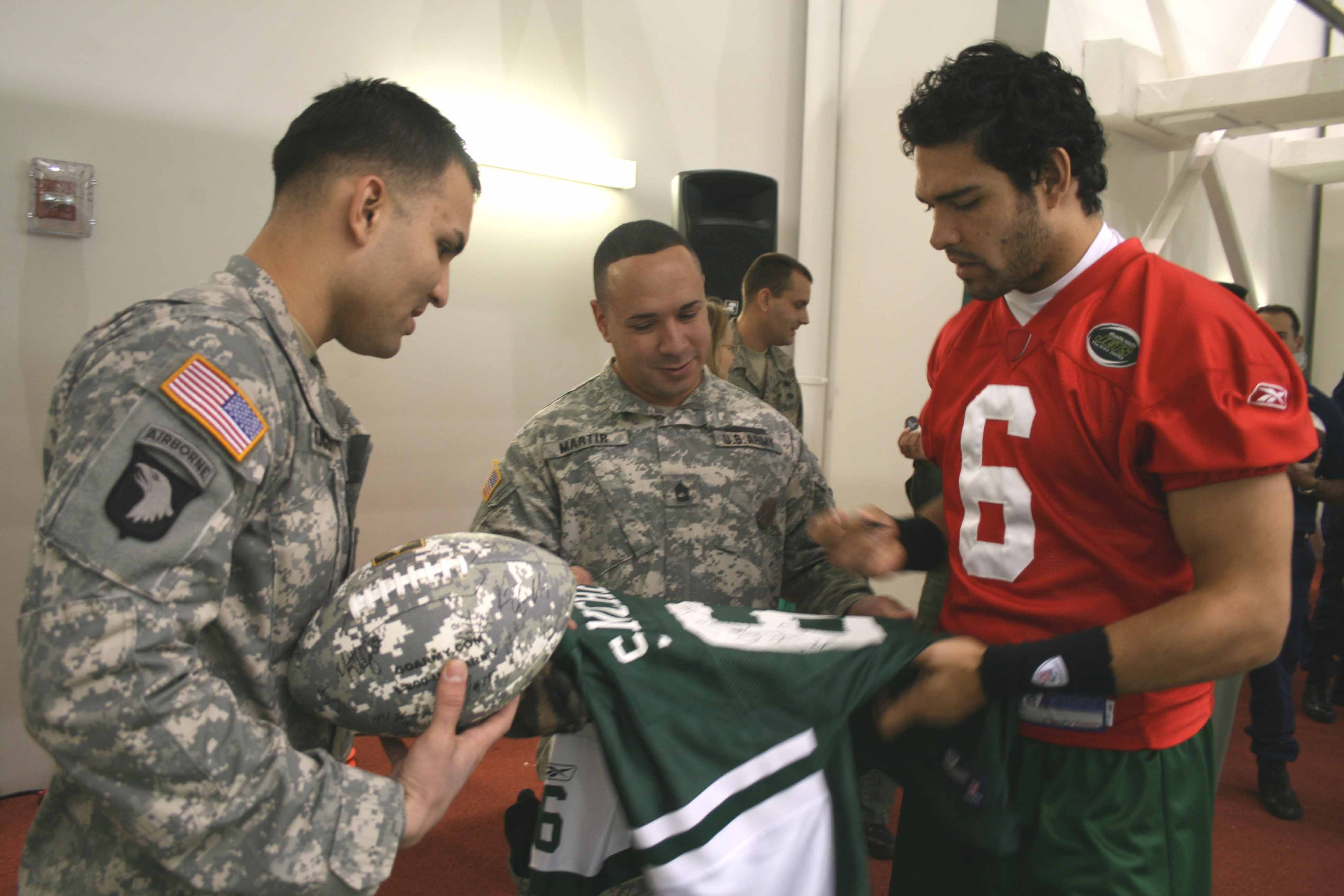 Soldiers attend NY Jets practice 13 Nov 2009, Article