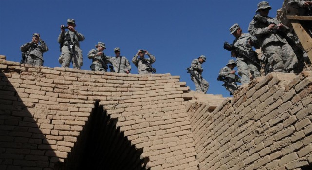 Soldiers visit historical ruins of Ur